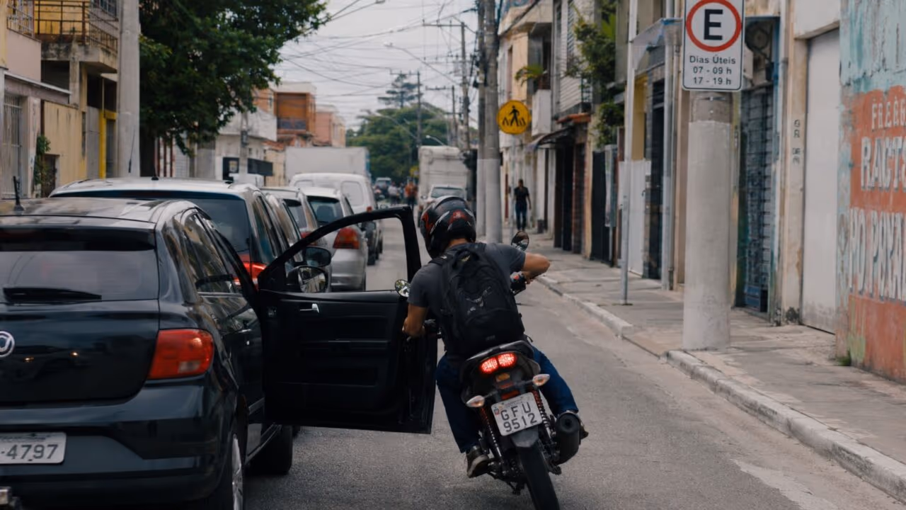 Motoristas que abrem a porta do carro sem olhar precisam tomar cuidado com o ponto cego que esconde ciclistas e motos