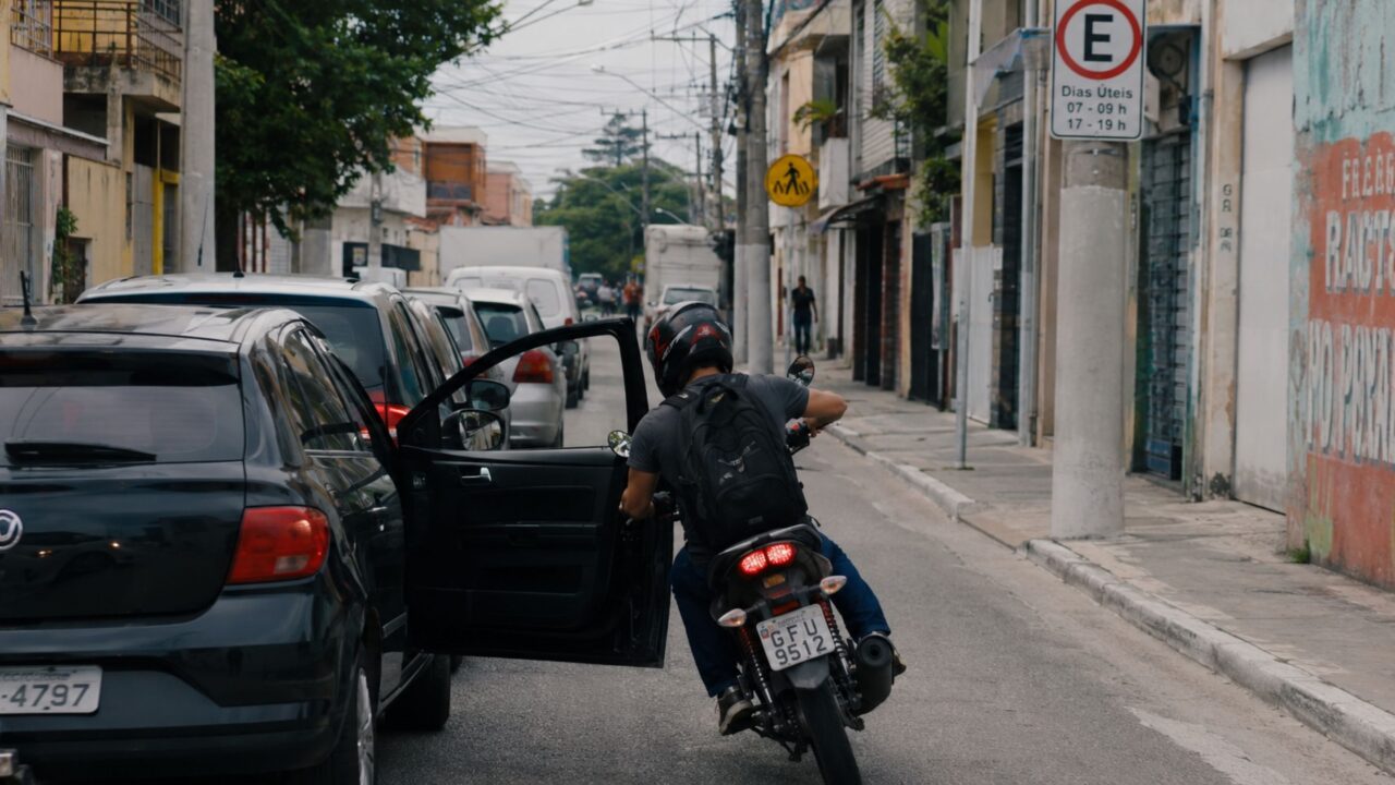 Motoristas que abrem a porta do carro sem olhar precisam tomar cuidado com o ponto cego que esconde ciclistas e motos