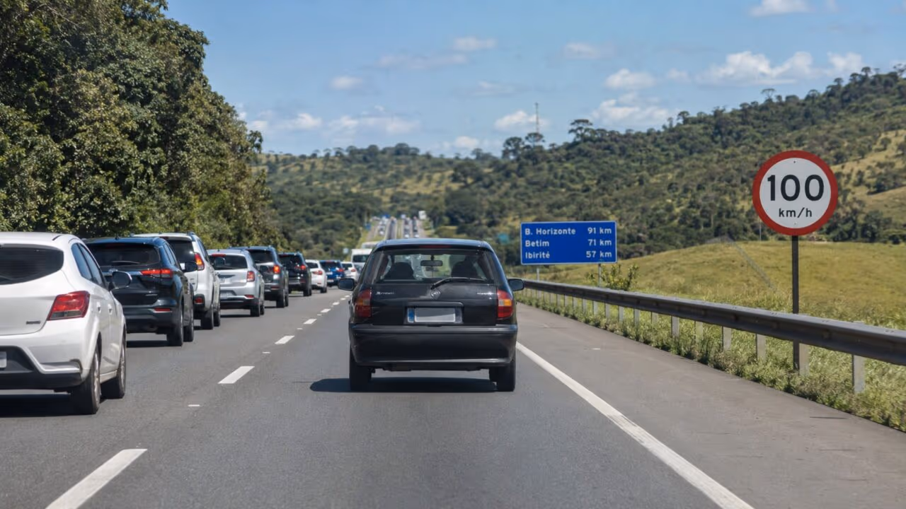 O que diz o CTB sobre motoristas que dirigem devagar demais em relação à velocidade permitida?