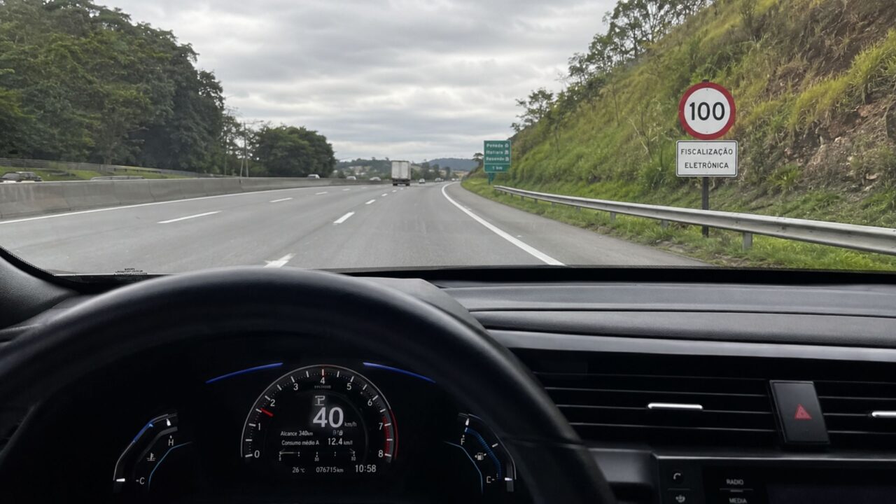 O que diz o CTB sobre motoristas que dirigem devagar demais em relação à velocidade permitida?