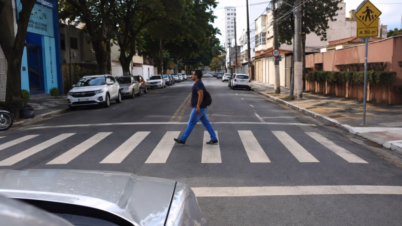 Motoristas devem parar na faixa de pedestre sem semáforo? O que diz a lei