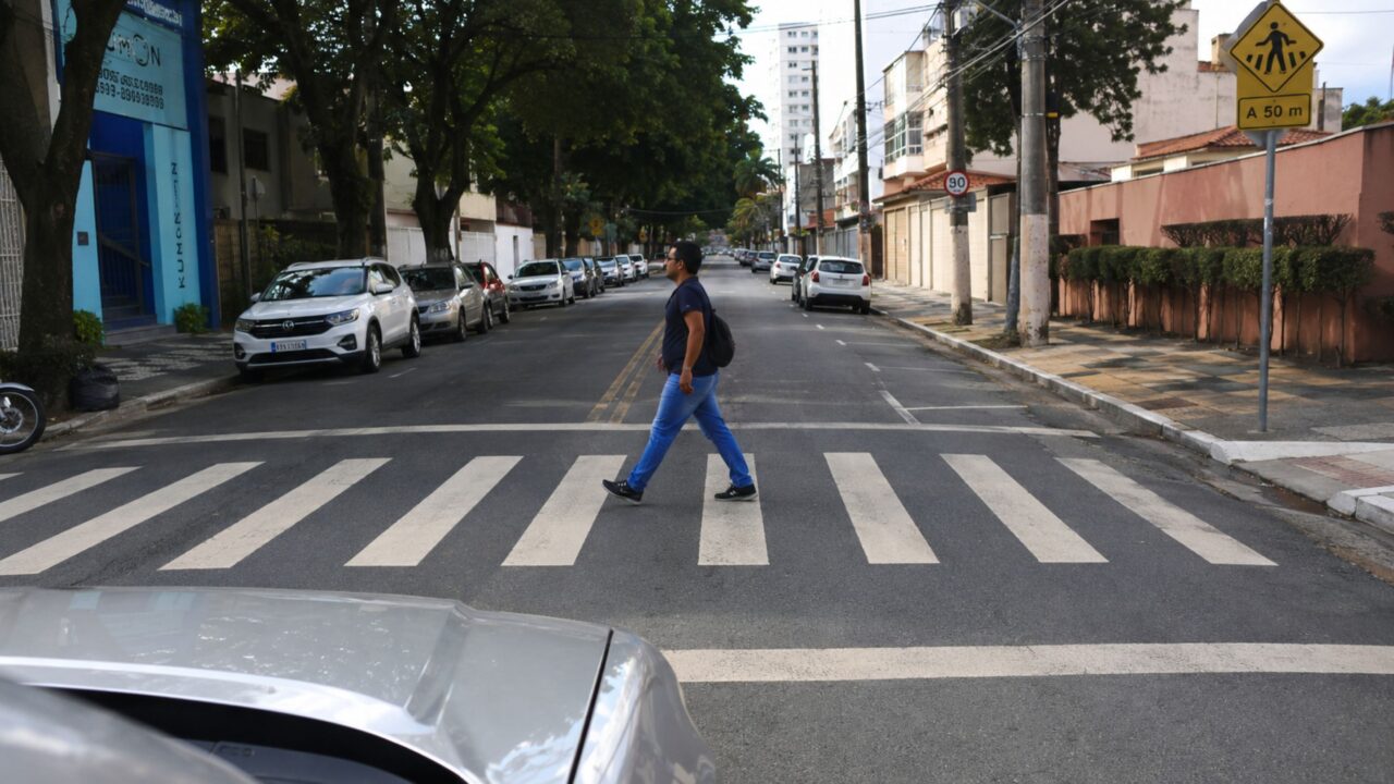 Motoristas devem parar na faixa de pedestre sem semáforo? O que diz a lei