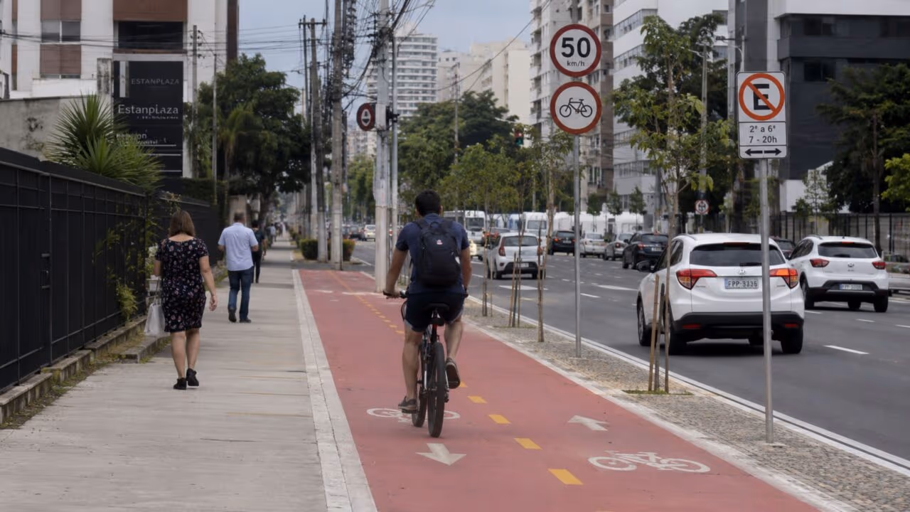 Quando a bicicleta pode andar na calçada e qual é o ideal nessas situações?