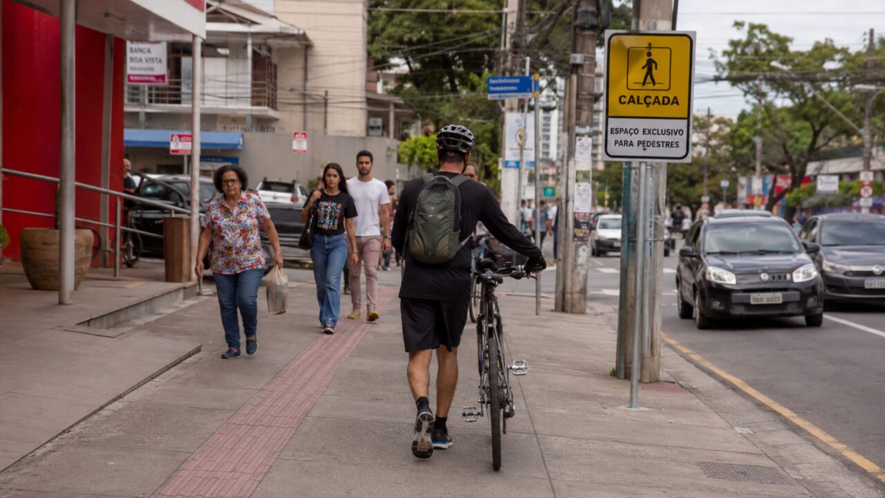 Quando a bicicleta pode andar na calçada e qual é o ideal nessas situações?