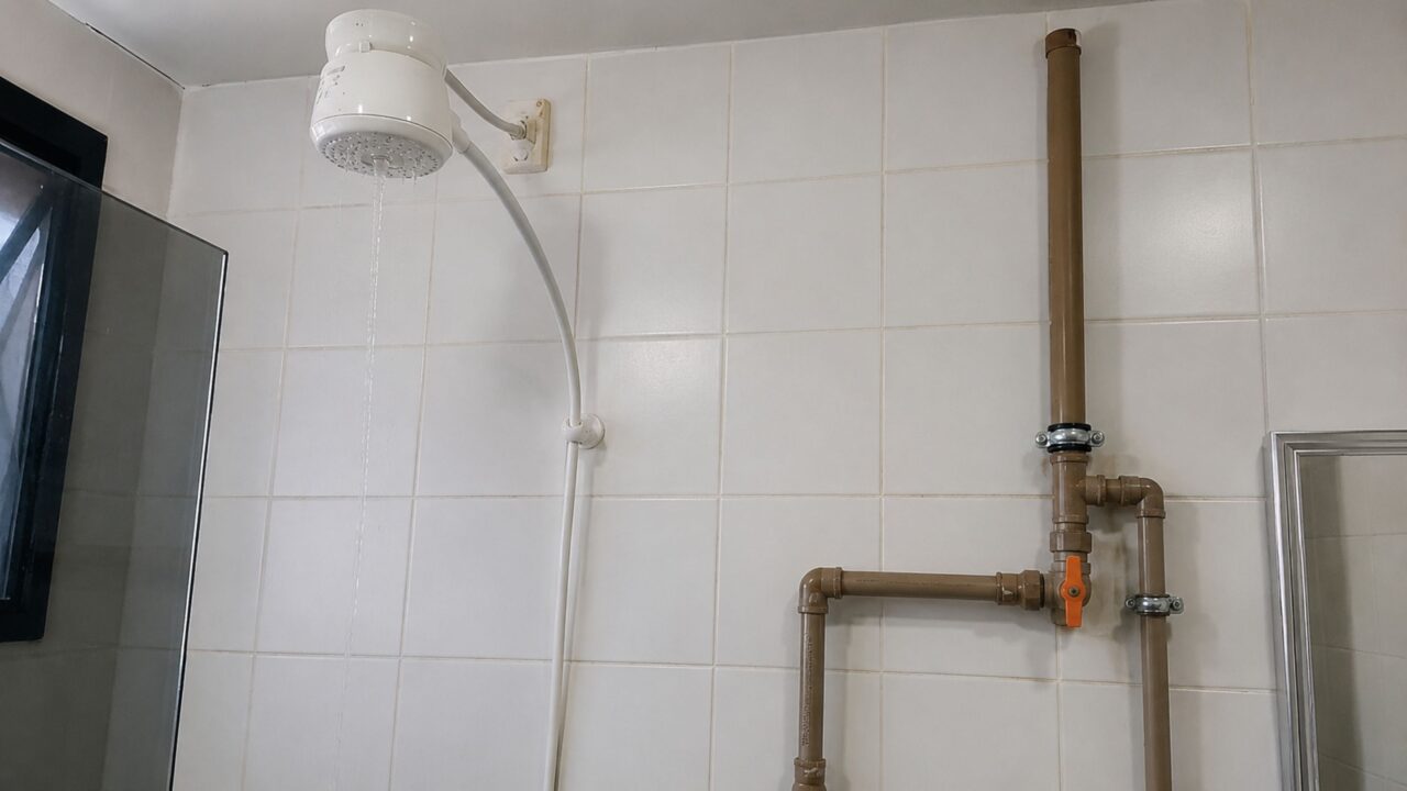 Adeus chuveiro fraco e sem pressão: o tubo que virou tendência para aumentar a pressão da água sem gastar muito