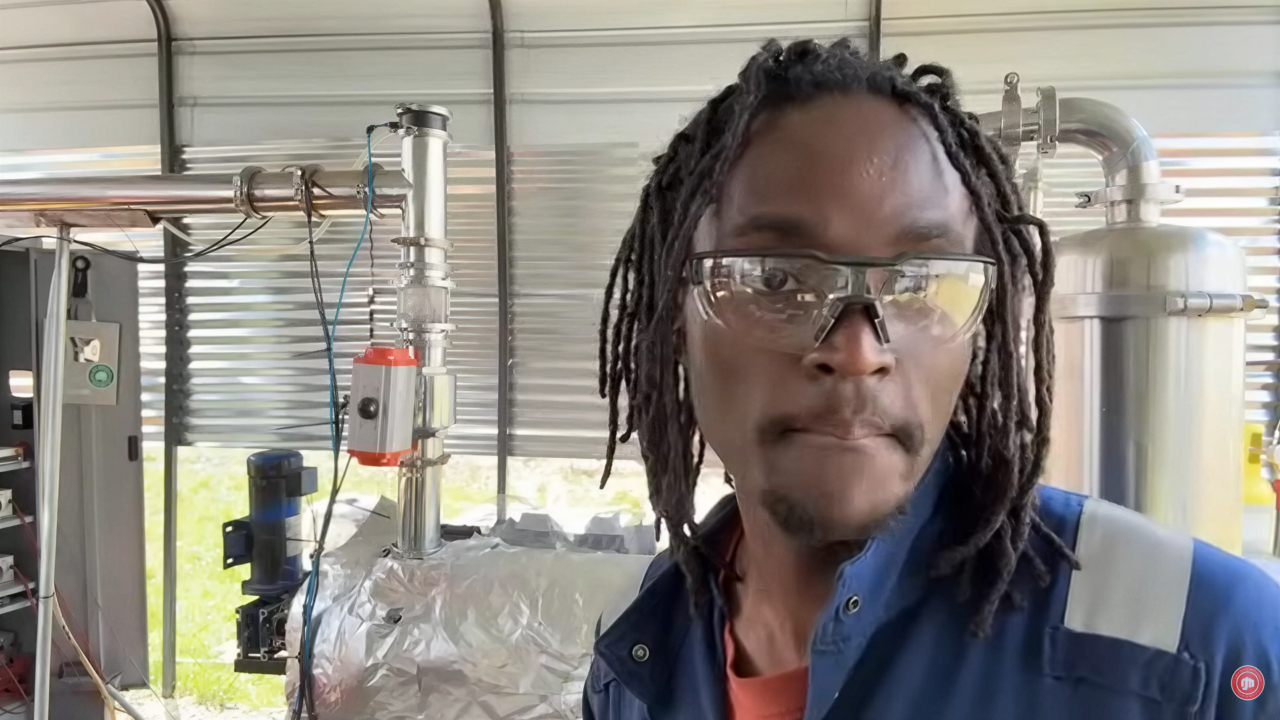 Cientista autodidata de apenas 21 anos desenvolveu equipamentos experimentais que transformam resíduos plásticos em gasolina, diesel e querosene de aviação, baseados em uma tecnologia baseada em pirólise por micro-ondas