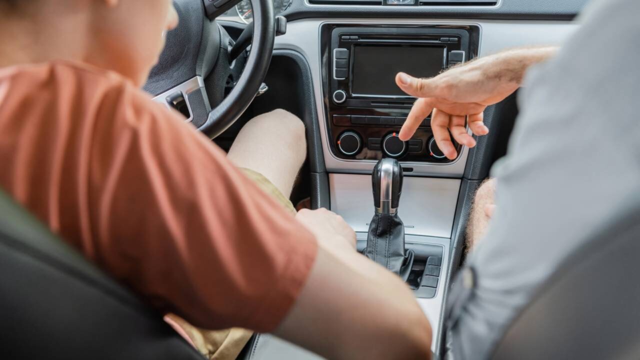 Com ponto morto ou ladeira descendente o erro que muitos motoristas cometem