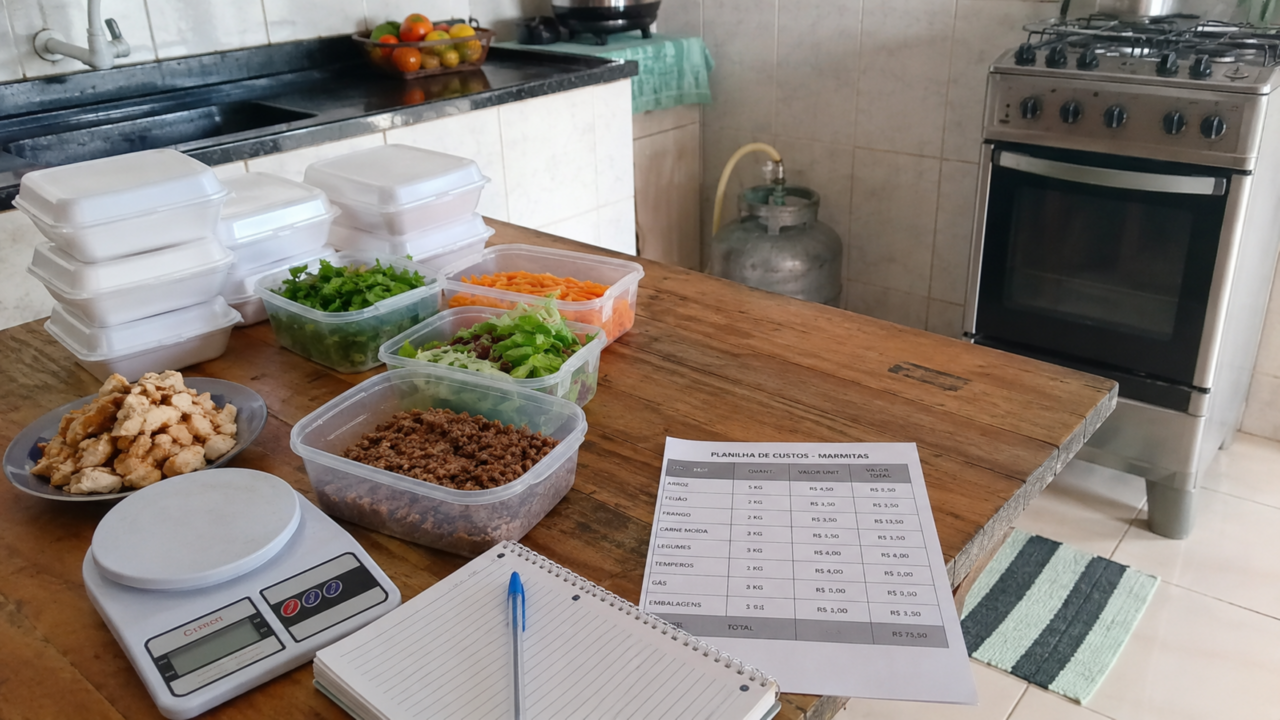 Vender comida em casa dá dinheiro? Veja os custos escondidos que quase ninguém calcula no começo