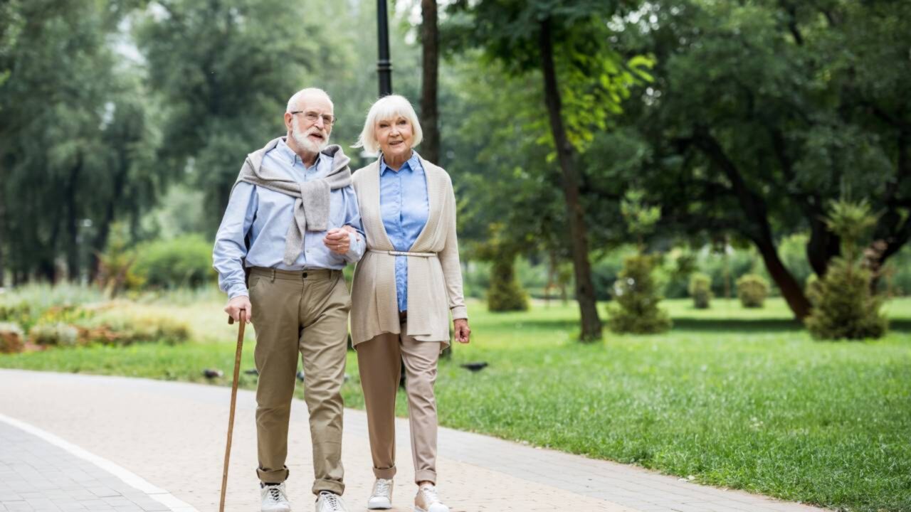 Como as caminhadas fortalecem o coração e a circulação Esporte para pessoas com mais de 70 anos