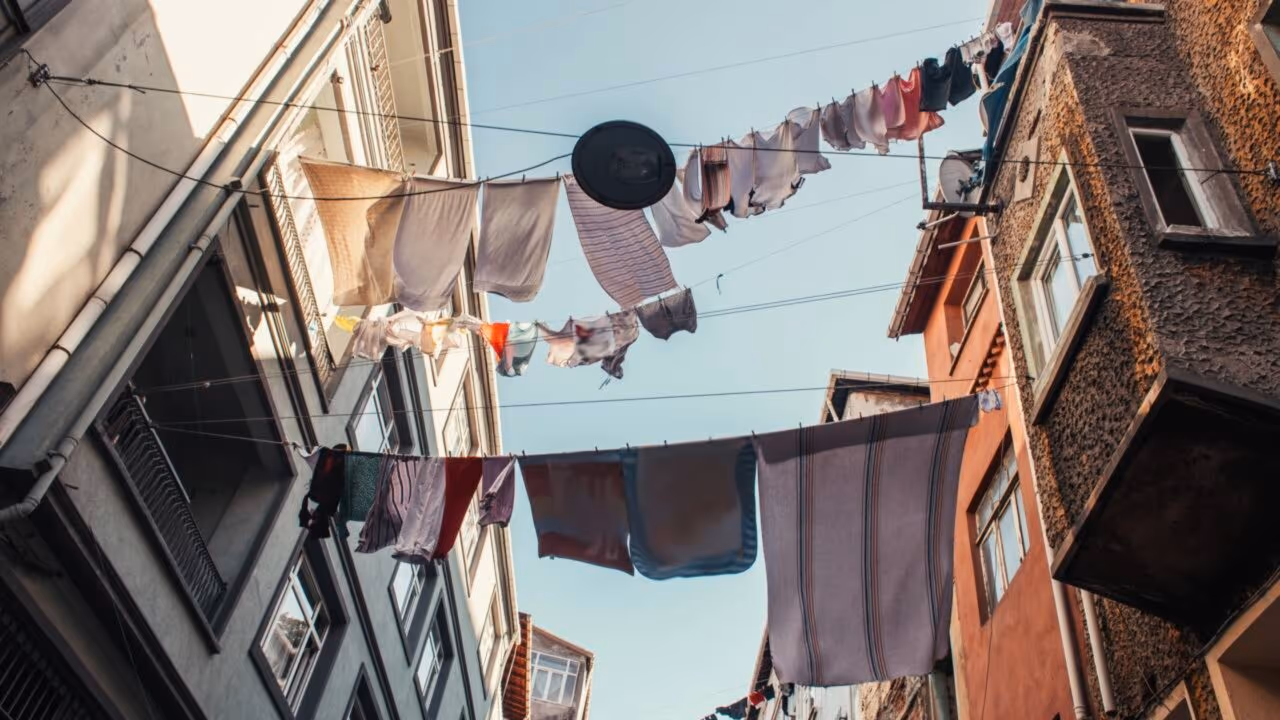 Condomínio: começou a remoção do varal mesmo que as roupas não pinguem; nova portaria