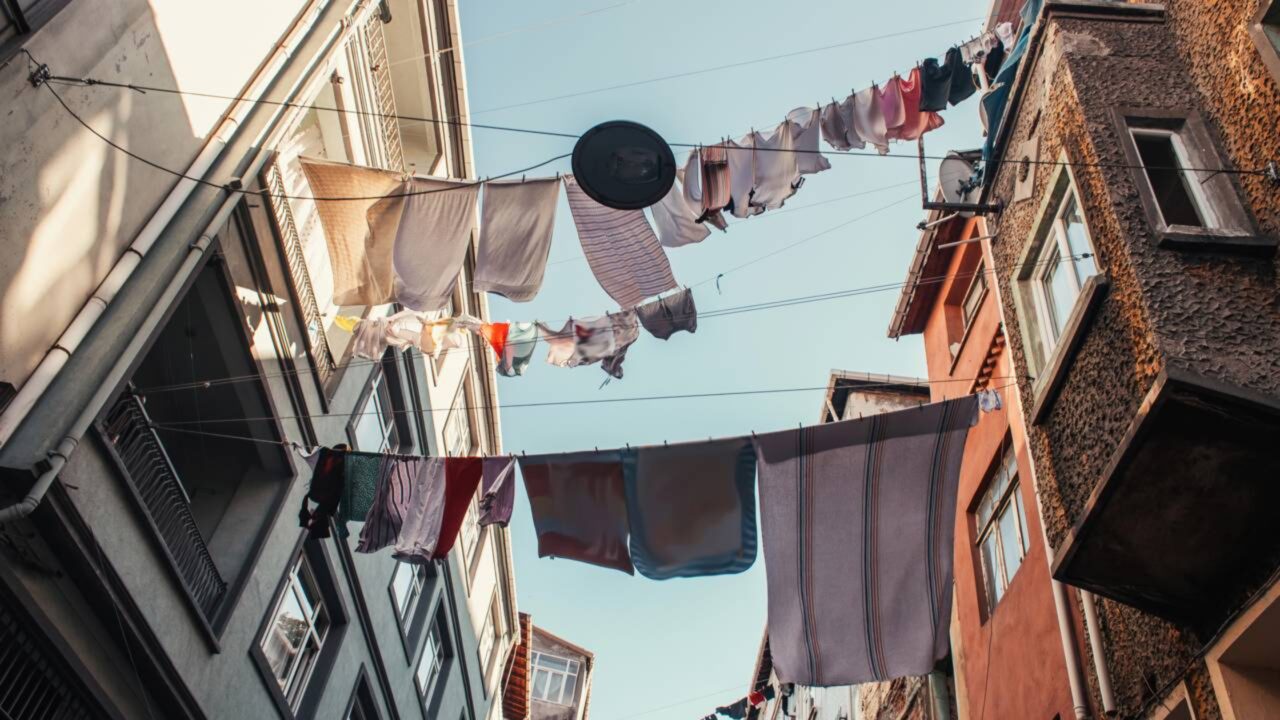 Condomínio: começou a remoção do varal mesmo que as roupas não pinguem; nova portaria