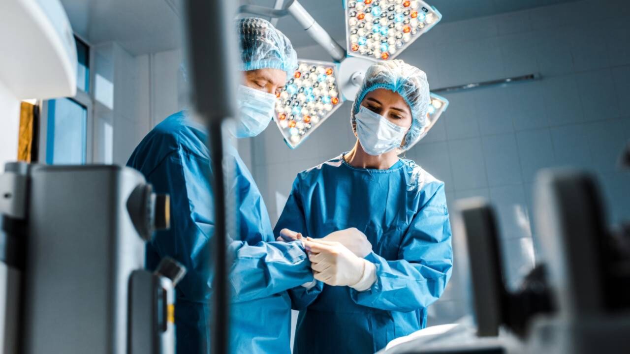Dilema do diagnóstico exame de toque retal estabilizou batimento cardíaco irregular do homem de 29 anos