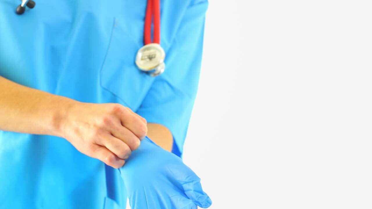 Dilema do diagnóstico: exame de toque retal estabilizou batimento cardíaco irregular do homem de 29 anos