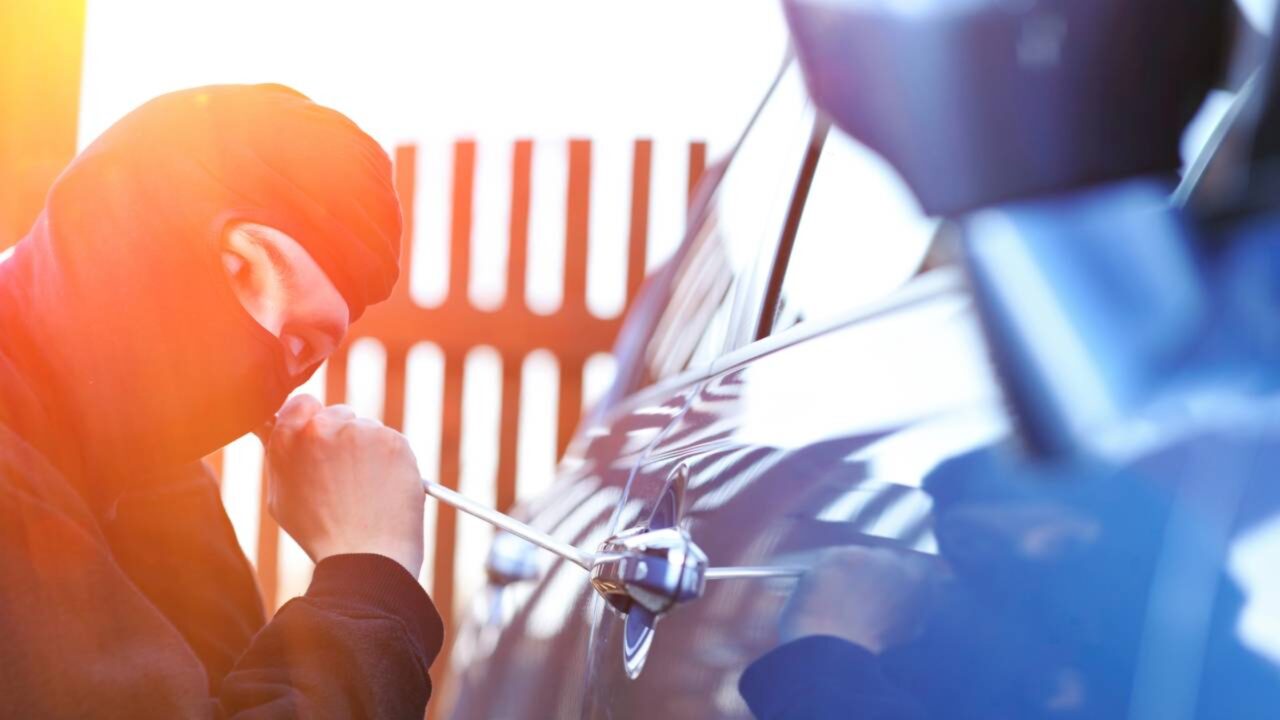 Ele roubou carros aos 13 anos, filmou a si mesmo para ganhar fama nas redes sociais e hoje enfrenta 109 acusações judiciais