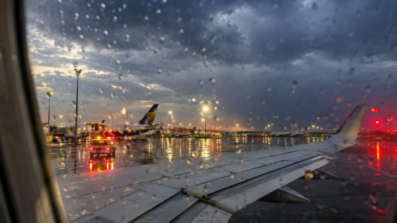 “Eles não nos deixaram desembarcar e também tivemos que pagar nossa própria água”: voo Ryanair Bergamo-Bristol preso na pista por mais de 5 horas durante uma tempestade, junto com a raiva dos passageiros
