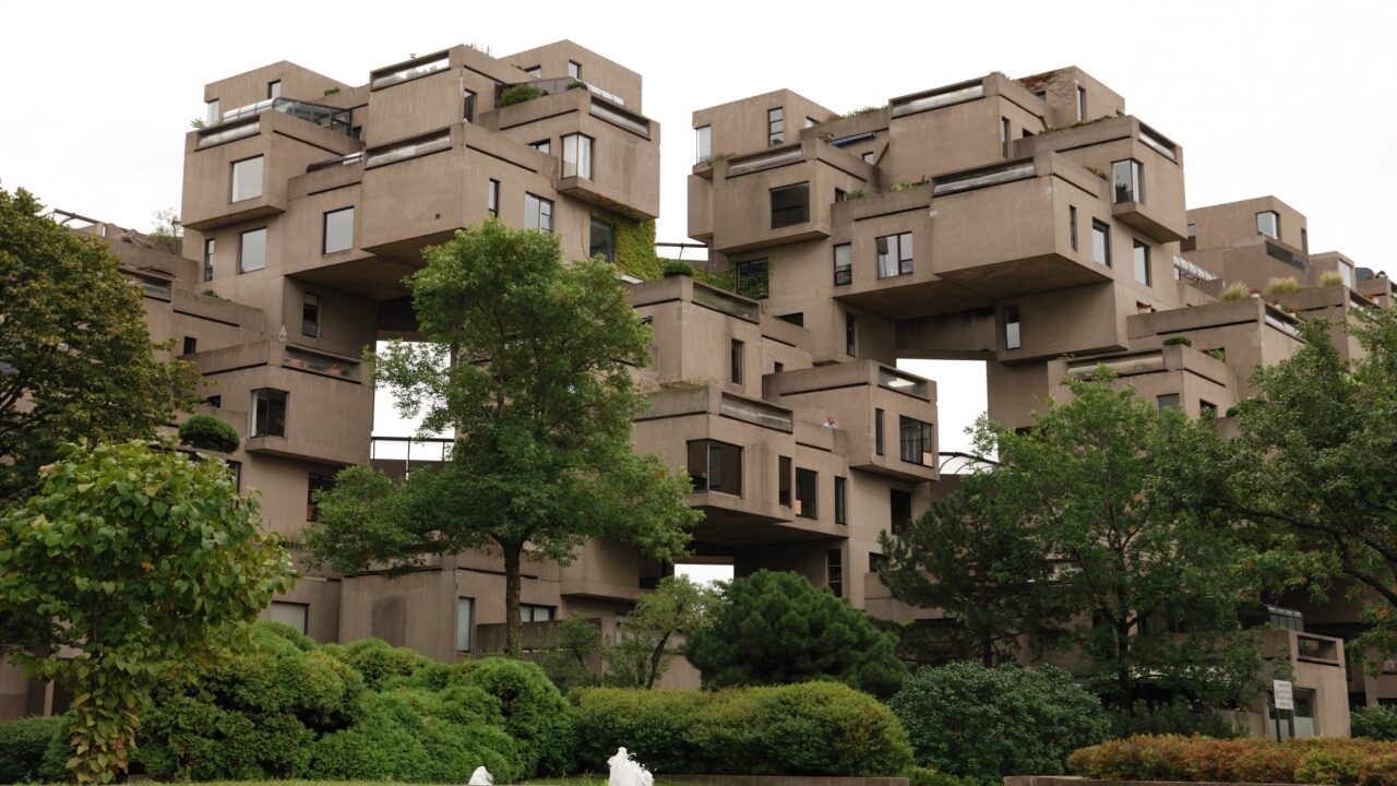Em 1967, o Canadá construiu casas futuristas como se fossem tijolos de Lego: 50 anos depois, eles ainda não sabem como concertá-las