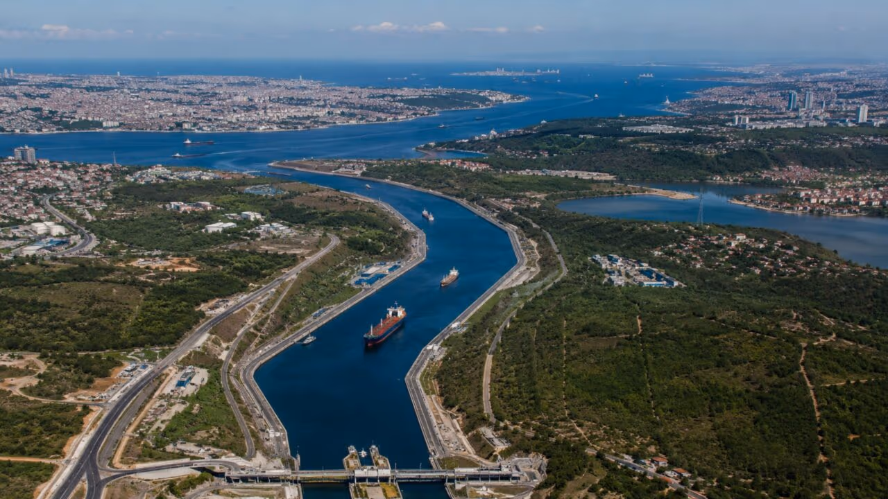 Enquanto o mundo encara Ormuz, a Turquia prepara sua própria revolução logística no Mar Negro: um canal artificial que vai mudar tudo