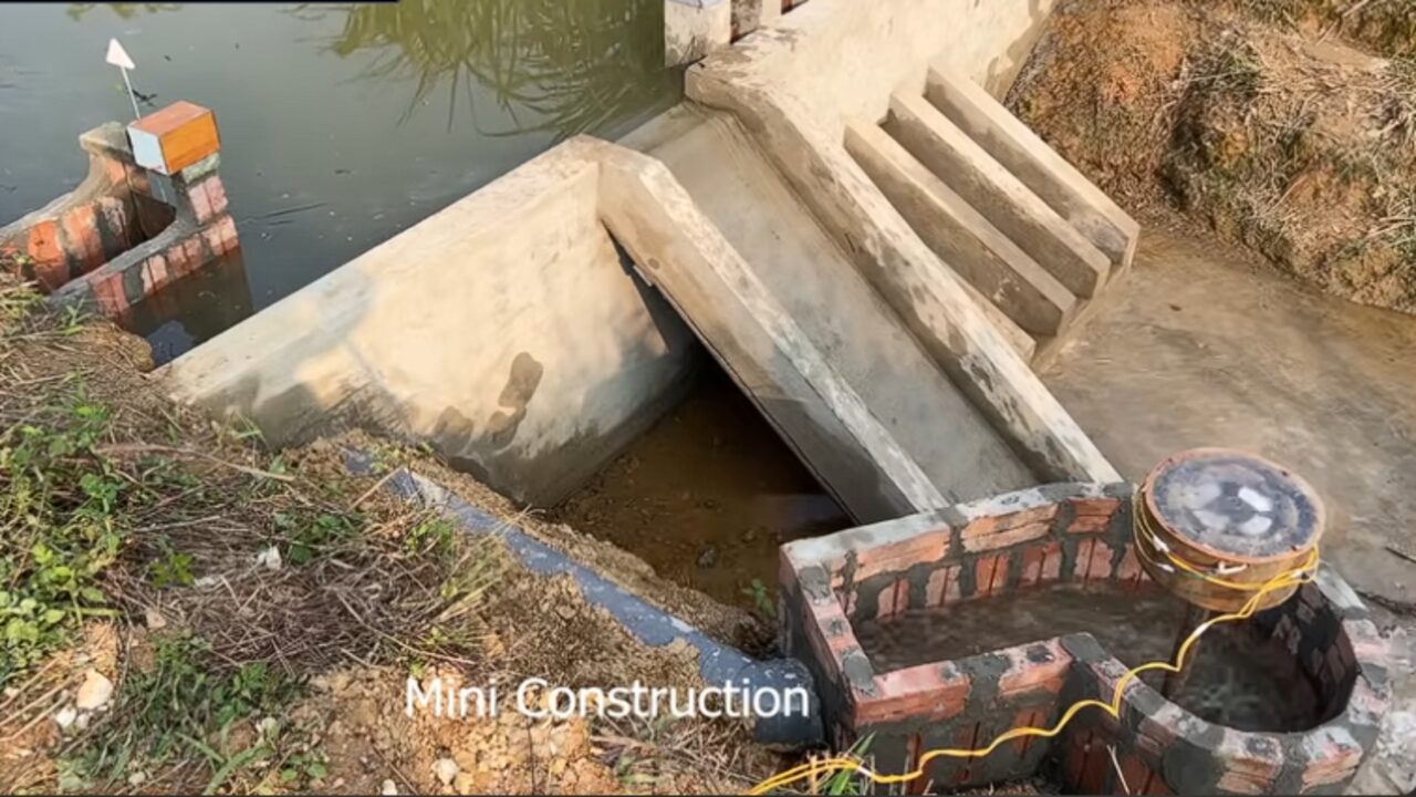 Esse homem construiu sua própria mini usina hidrelétrica do zero e agora vive com sua própria energia, sem depender da rede elétrica