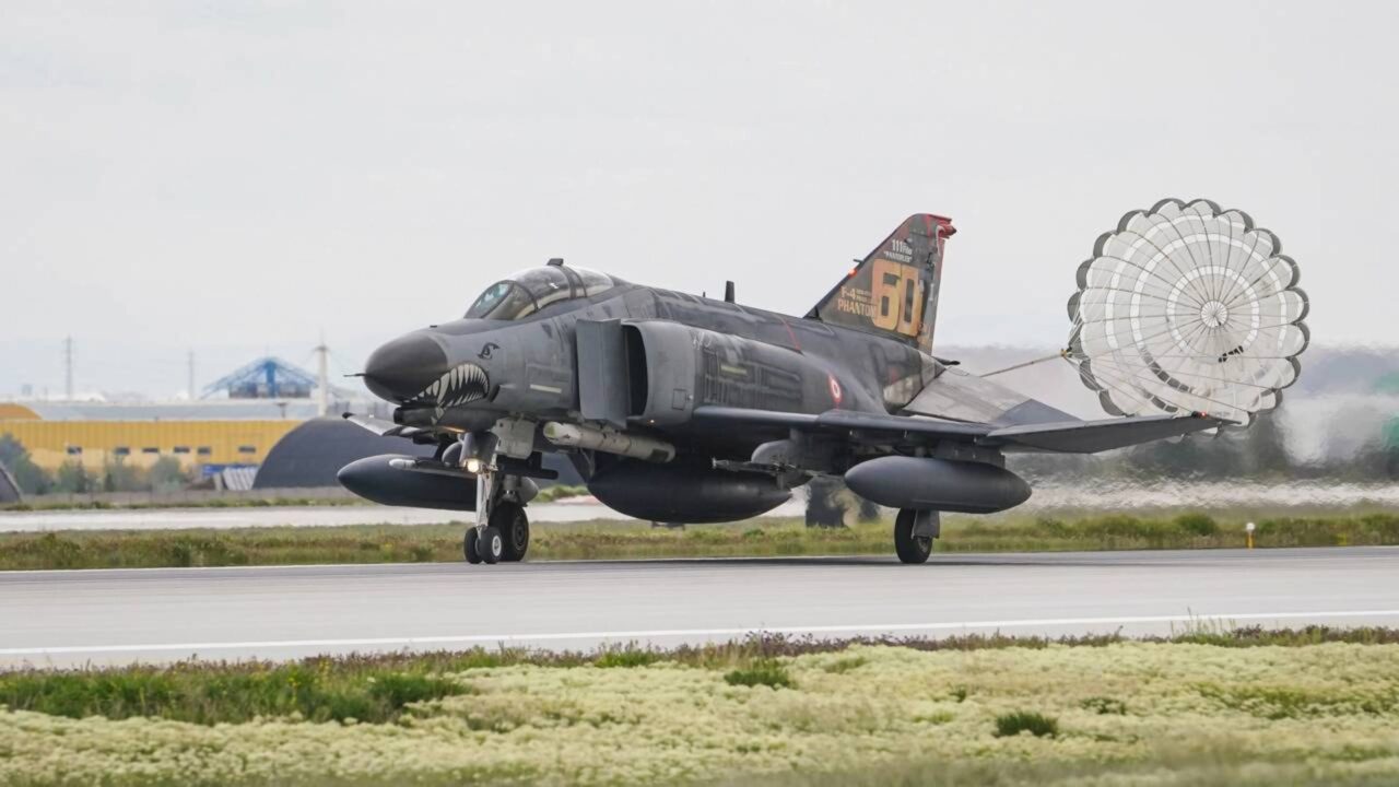 Grécia mantém os últimos F-4E Phantom em operação mesmo após décadas de serviço