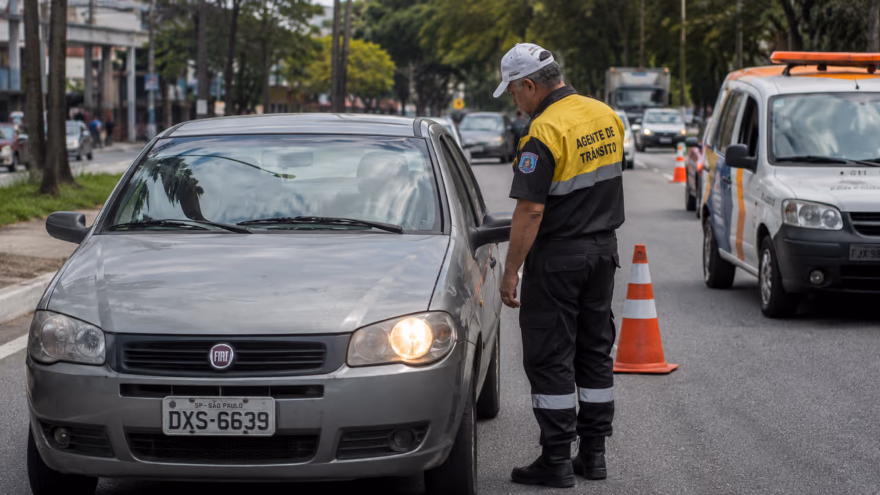 Farol queimado durante o dia dá multa? Veja quando o problema pesa no bolso