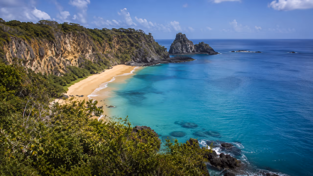 O arquipélago brasileiro com praias entre as mais desejadas do mundo que controla visitantes para não perder o próprio paraíso