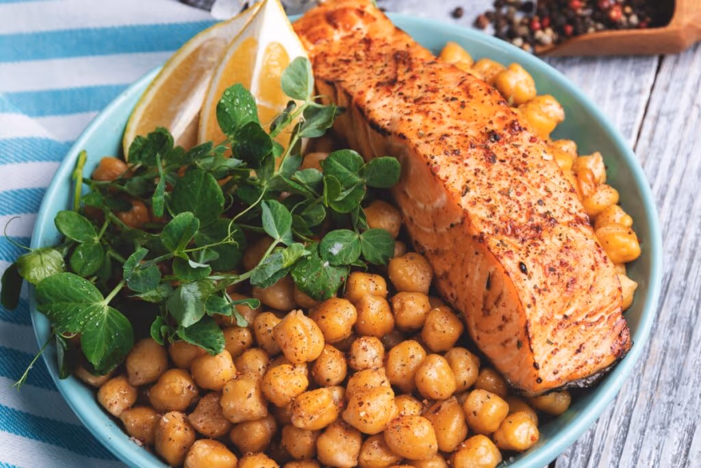 Almoço proteico: 5 receitas leves com frango e peixe para o dia a dia