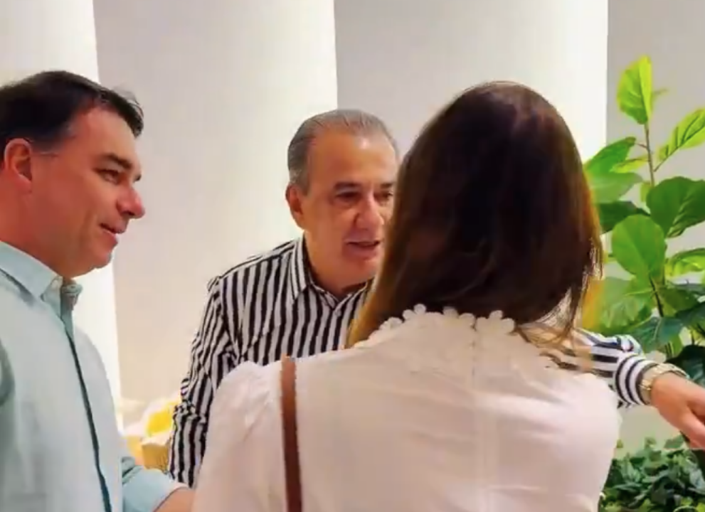 Flávio Bolsonaro participa de culto de “amigo” Malafaia