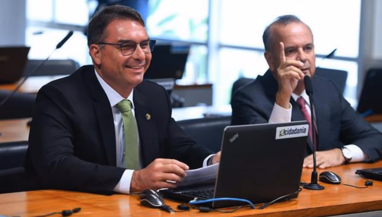 Campanha de Flávio pede apuração de vazamento de conversa com Vorcaro