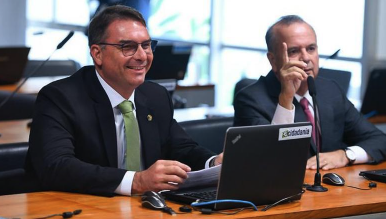 Campanha de Flávio pede apuração de vazamento de conversa com Vorcaro