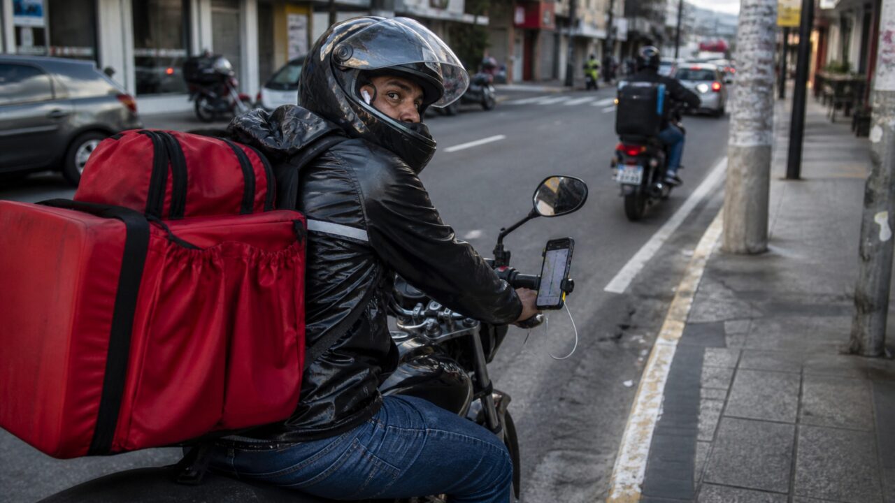 Fone de ouvido no trânsito: o hábito comum que pode virar multa para motorista e motociclista