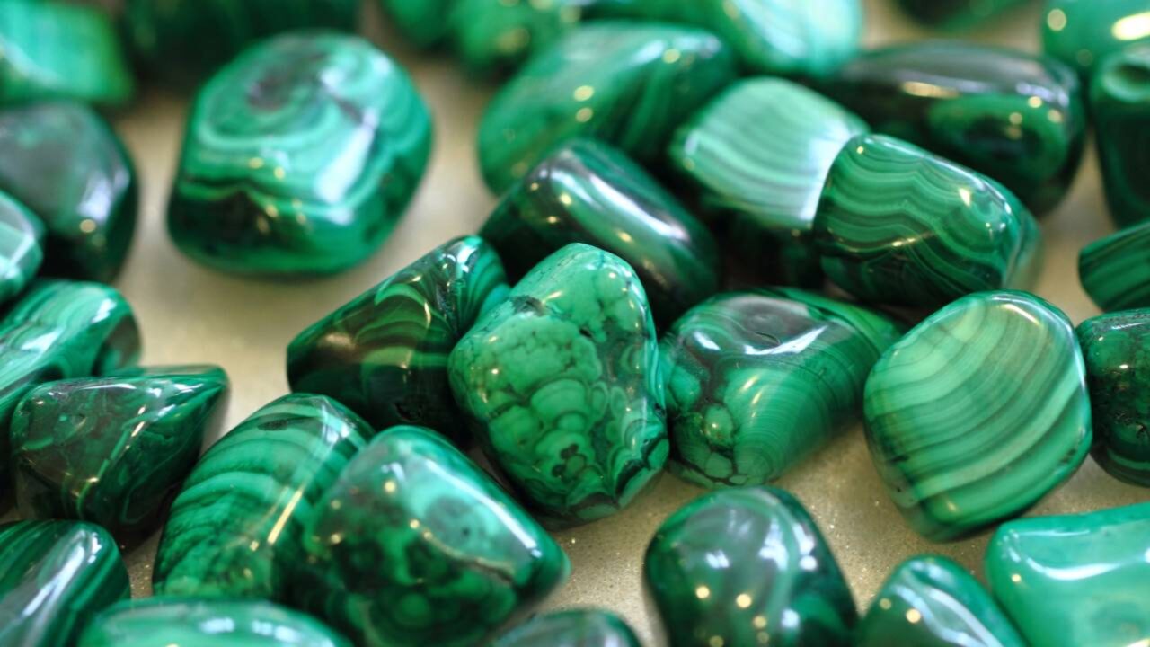 Foram encontradas rochas verdes numa gruta recém-descoberta nos Pirenéus
