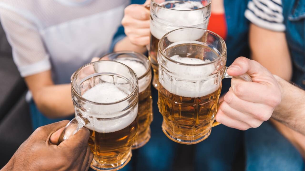 Governo muda lei e determina novo horário em que a população pode tomar cerveja