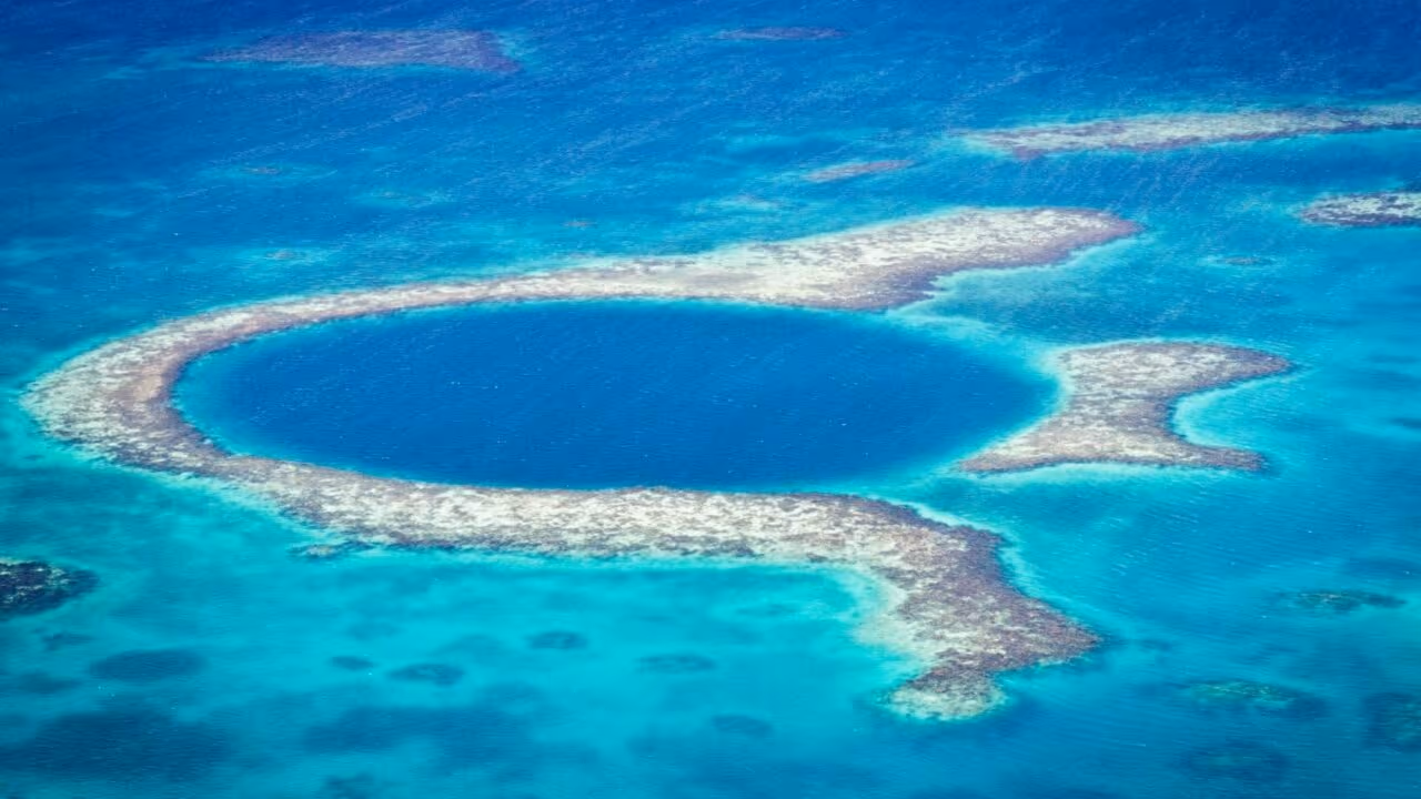 O buraco azul de 300 metros de largura que parece um portal no oceano e mergulha mais de 120 metros nas águas de Belize