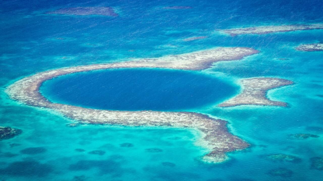 O buraco azul de 300 metros de largura que parece um portal no oceano e mergulha mais de 120 metros nas águas de Belize