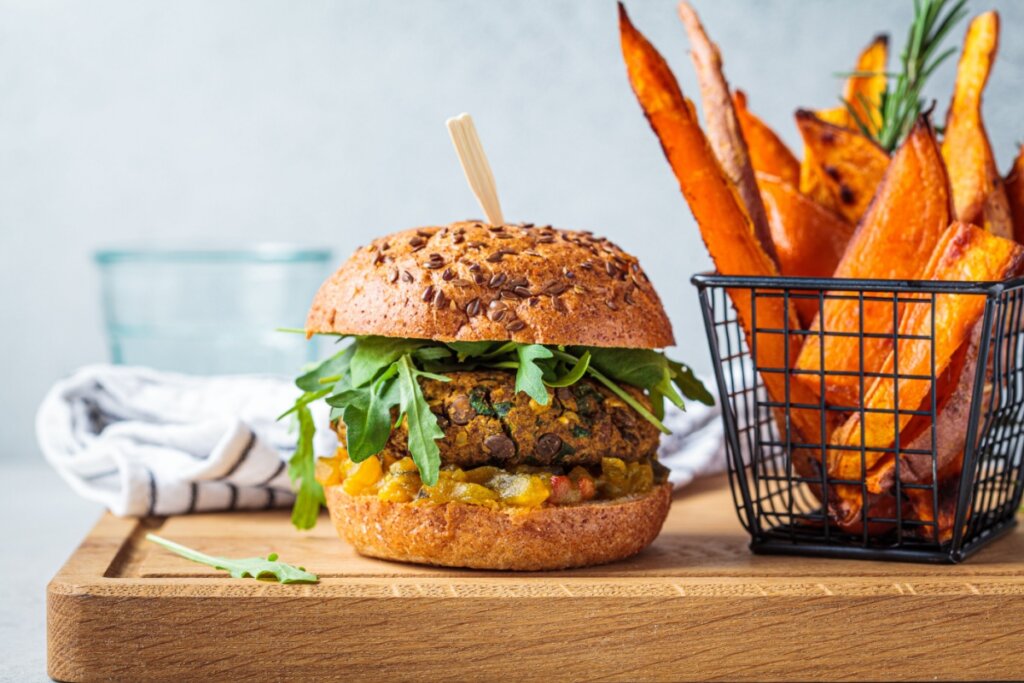 Hambúrguer e batata frita: veja como incluir na dieta sem prejudicar a saúde 