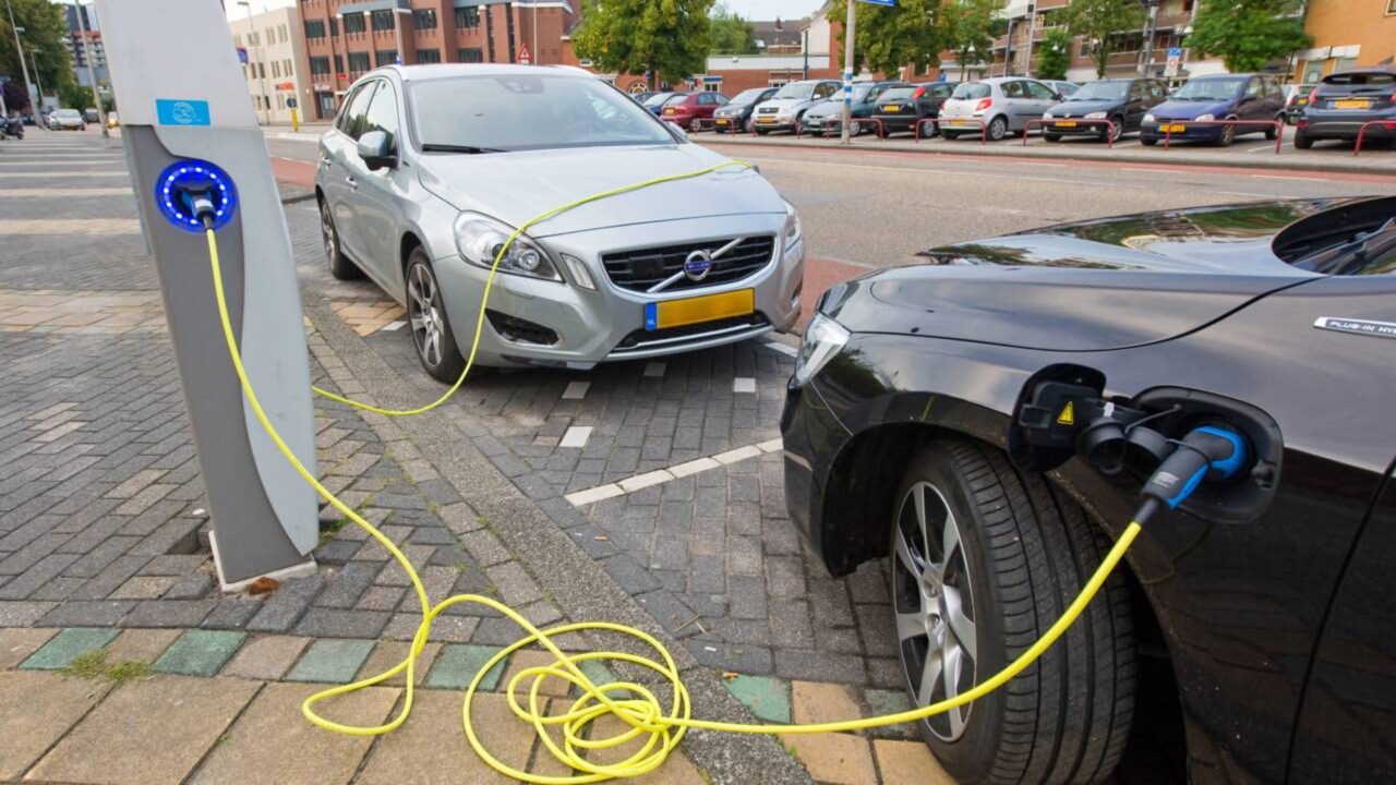 Imóveis sem estrutura e bombeiros que não sabem como apagar incêndios os perigos de carregar um carro elétrico em casa