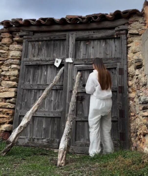 Jovem Irene Vila Comprei uma casa abandonada por 9.000 na vila da minha avó, a coisa mais difícil de reformá-la é encontrar pedreiros por perto (2)