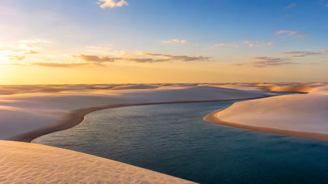 A paisagem brasileira que parece impossível e revela lagoas transparentes no meio de dunas sem fim