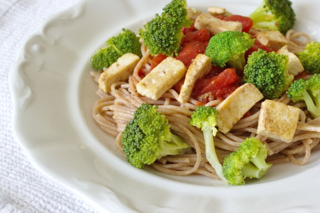 Proteína vegetal: 5 receitas surpreendentes com tofu para o almoço