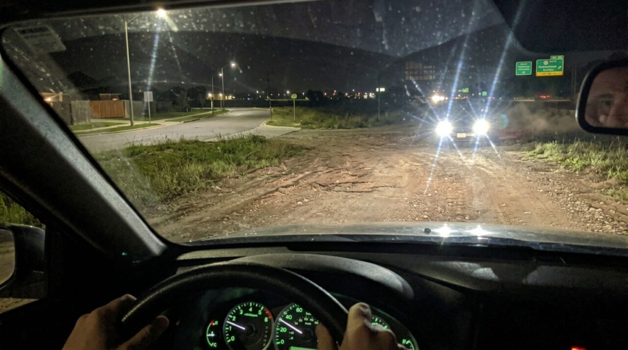 O que significa quando um motorista pisca o farol para outro no trânsito?