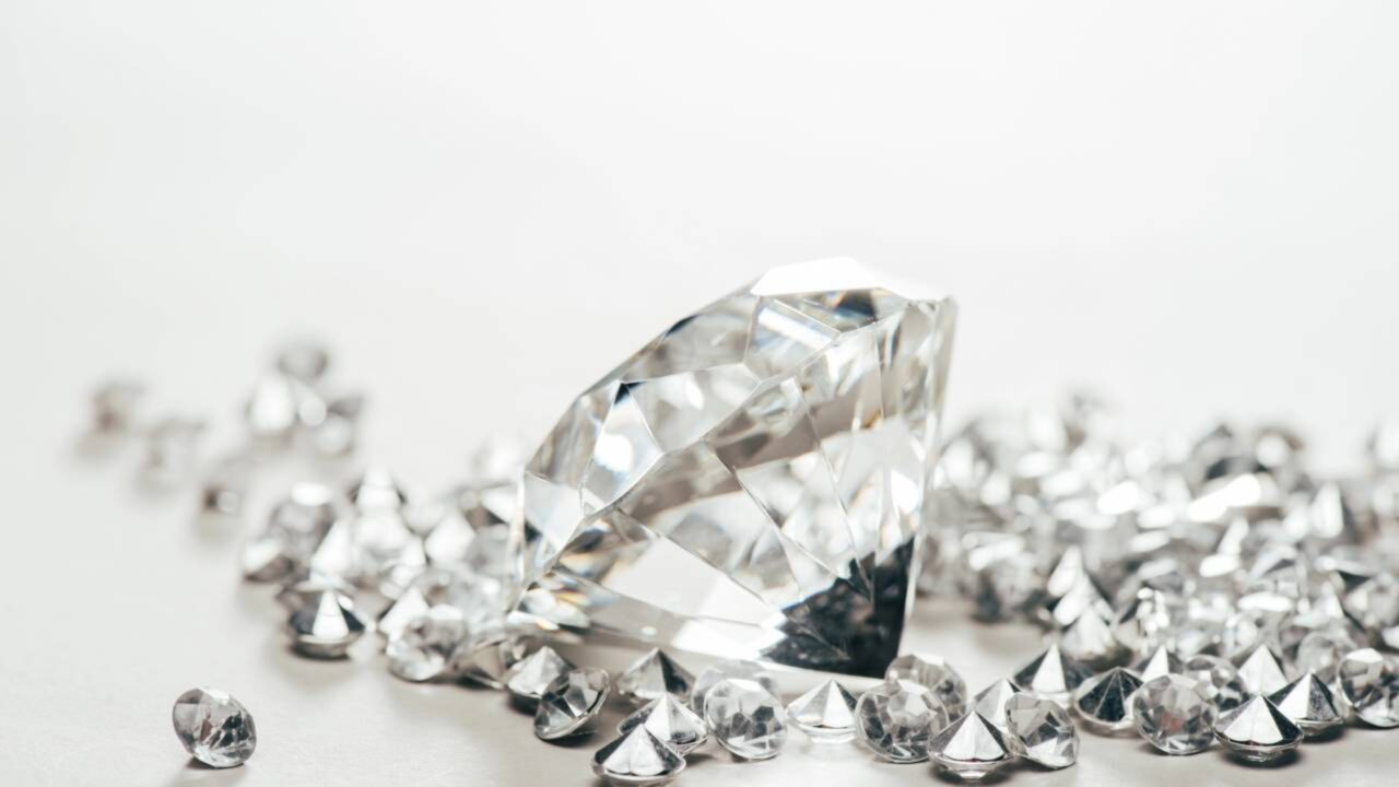 Mulher encontra diamante branco de 3,09 quilates em parque estadual