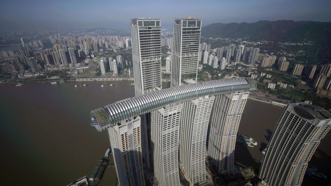 Nem pontes gigantes nem viadutos comuns China constrói “arranha-céu horizontal” suspenso a 250 metros de altura