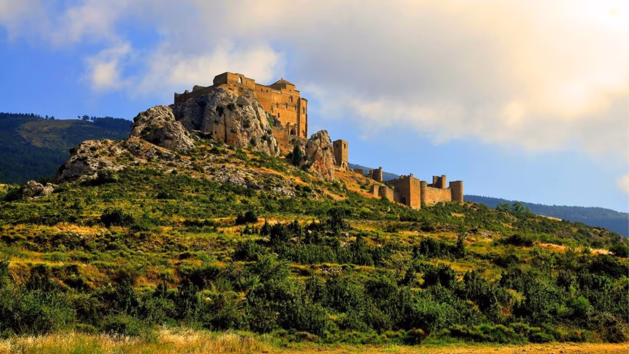 O Castelo mais bem preservado da Espanha: tem origem árabe, com fosso e torres que podem ser visitadas, ideal para visitar no fim de semana