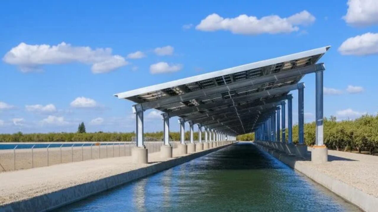 Os EUA cobrem canais de irrigação com painéis solares e reduzem as proliferações de algas em 85%