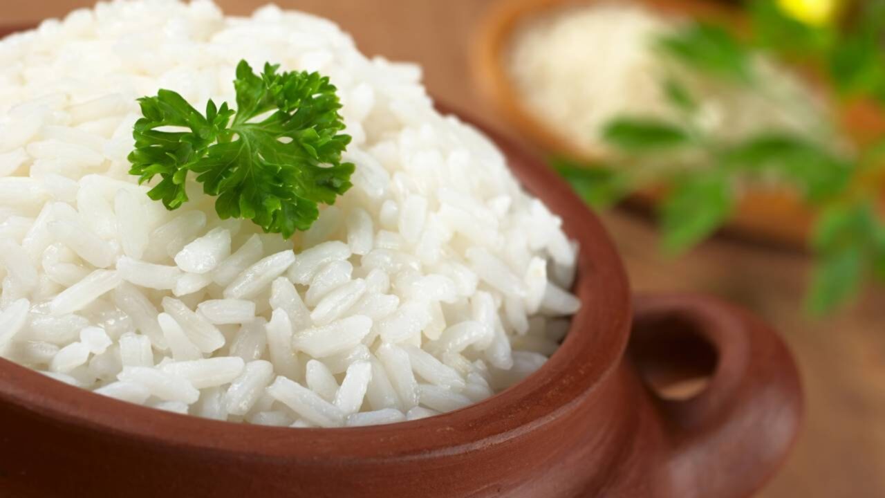 Os melhores chefs revelaram o arroz branco não é feito com água, você precisa adicionar 3 dentes de alho, 2 folhas de louro e caldo caseiro