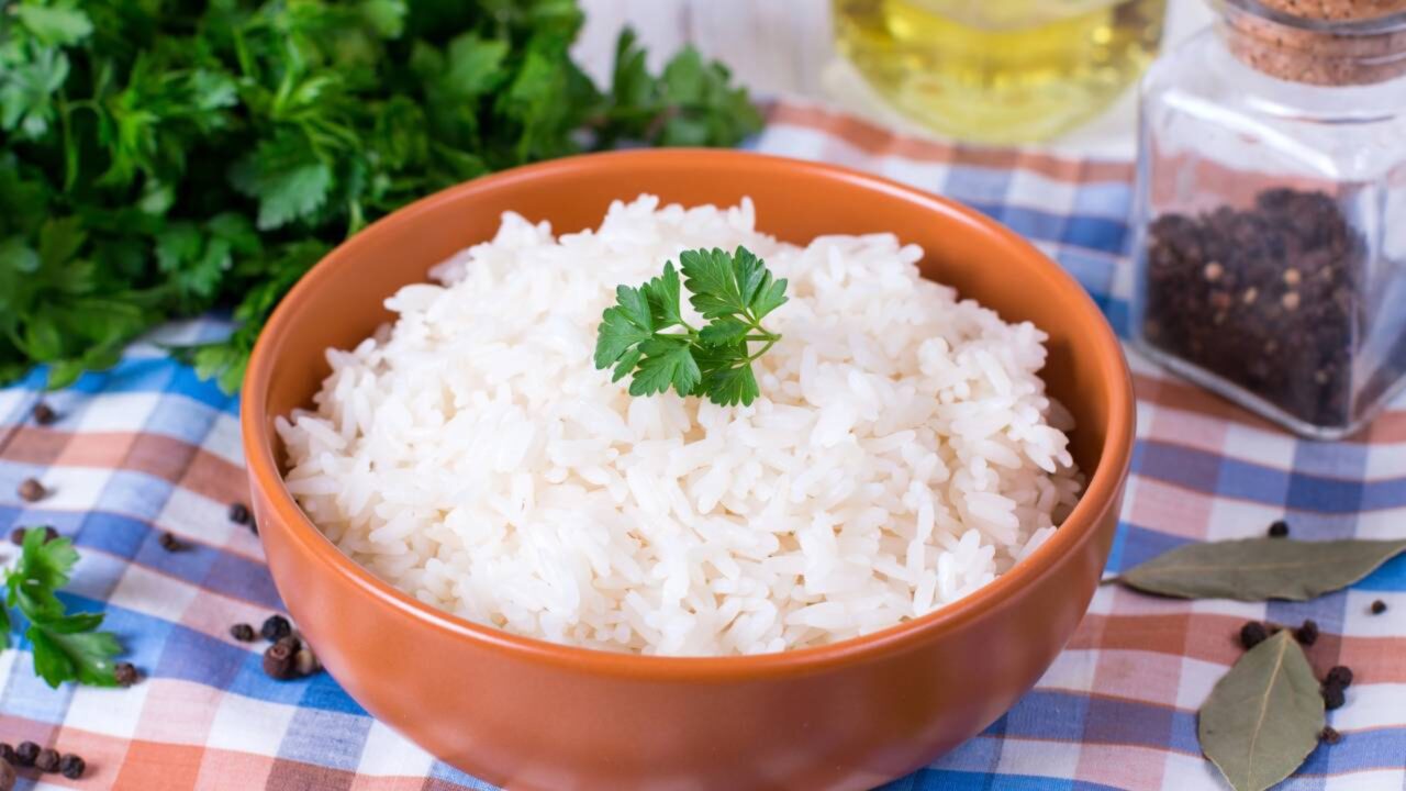 Os melhores chefs revelaram: o arroz branco não é feito com água, você precisa adicionar 3 dentes de alho, 2 folhas de louro e caldo caseiro