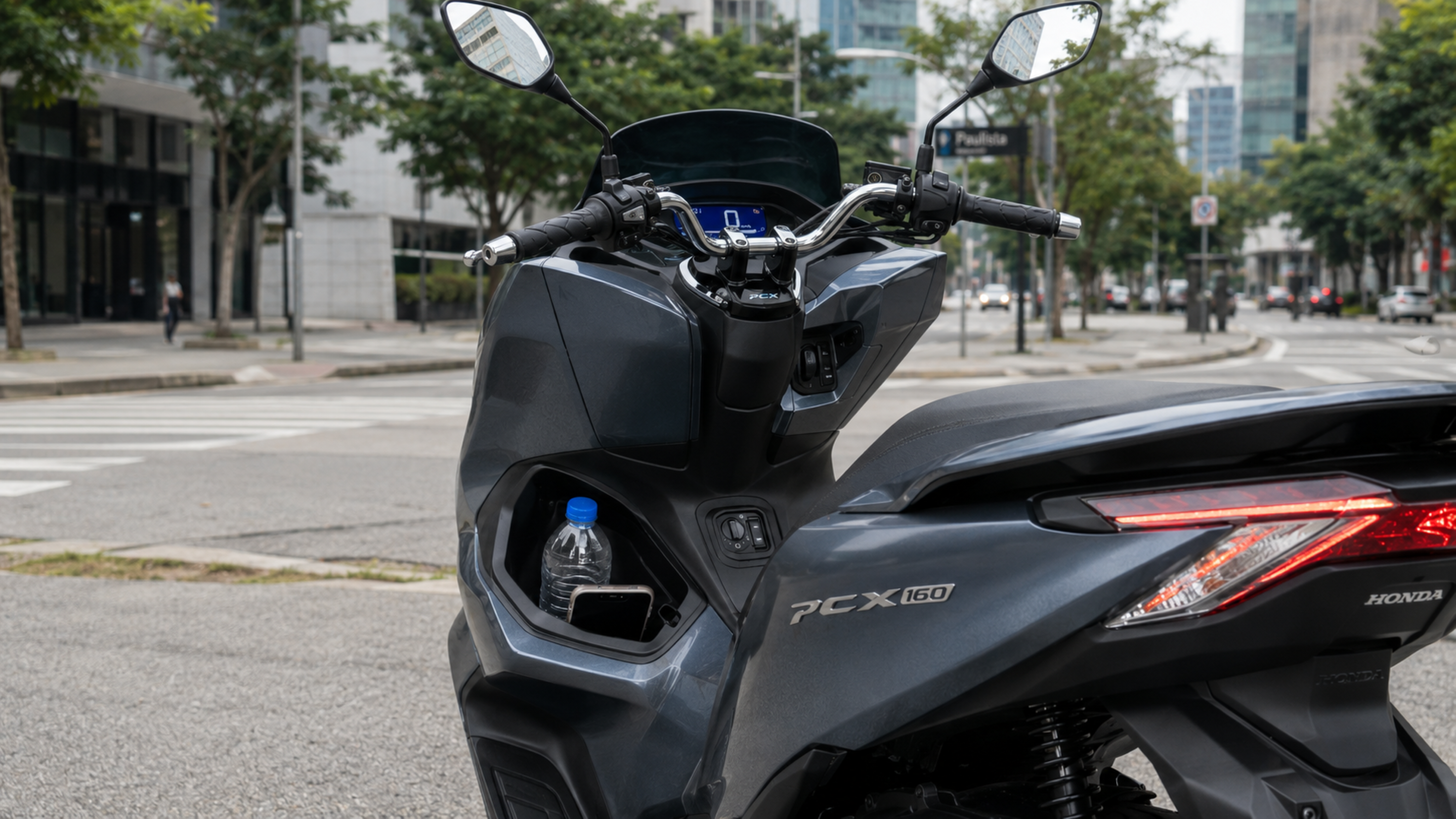 Faz até 45 km por litro de combustível e dispensa embreagem: o modelo da Honda que virou atalho contra ônibus e aplicativo