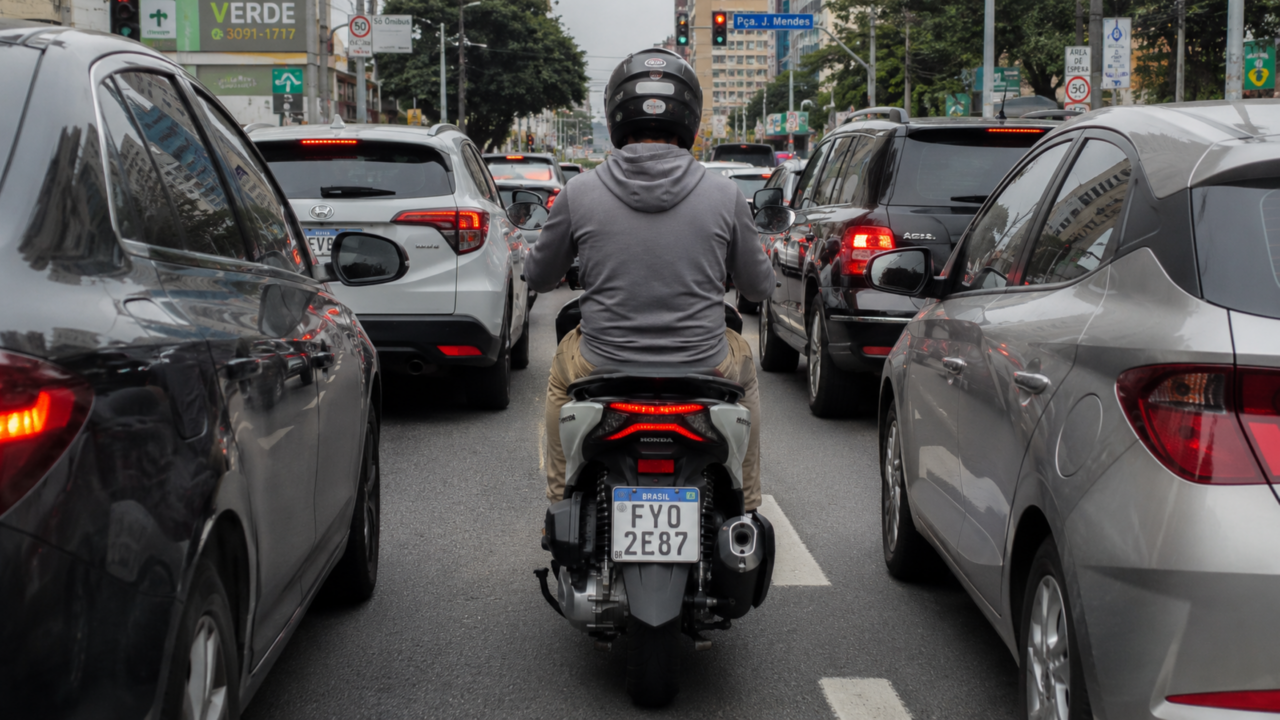 Faz at&eacute; 45 km por litro de combust&iacute;vel e dispensa embreagem, o modelo da Honda que virou atalho contra &ocirc;nibus e aplicativo