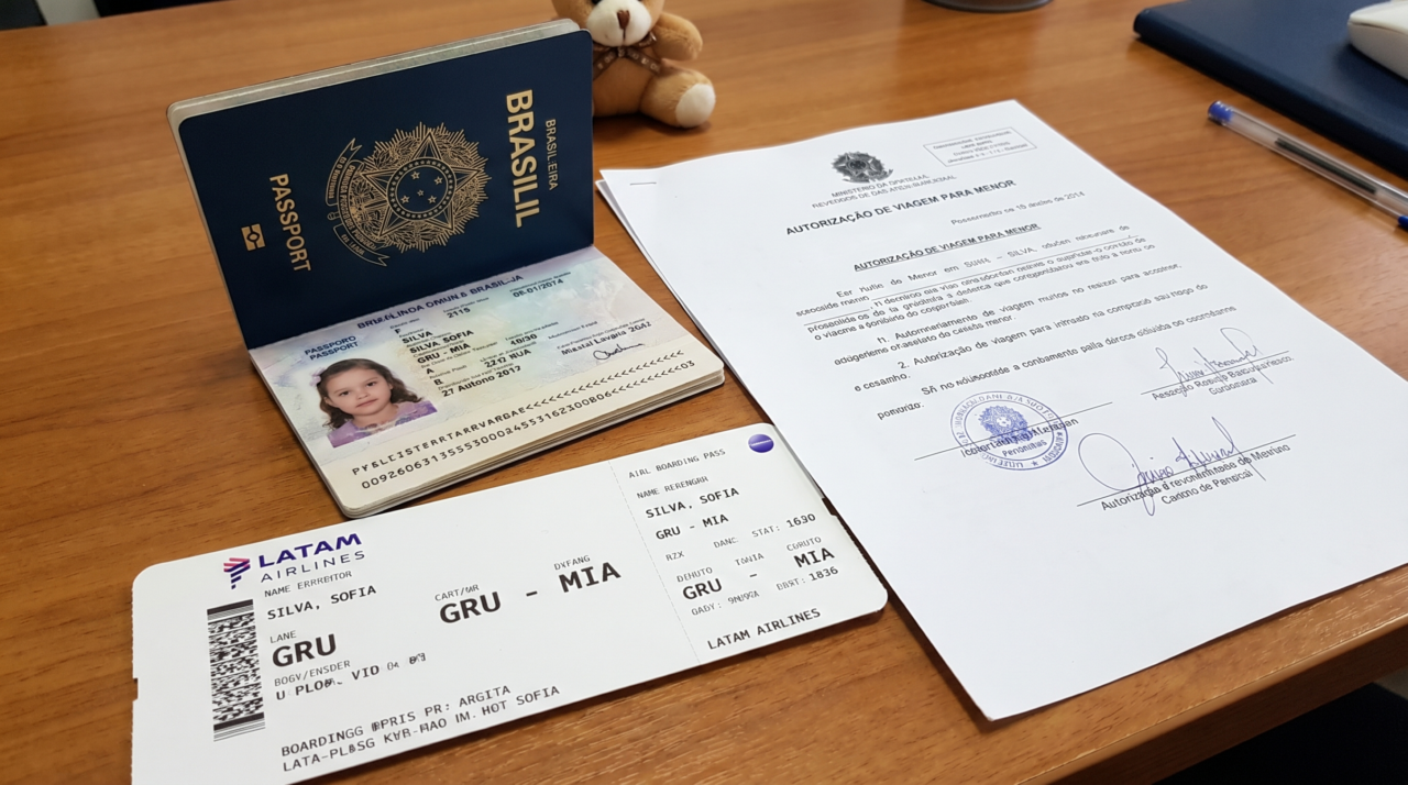 Passaporte brasileiro vale 10 anos para adultos, mas um detalhe pode encurtar a validade de crianças e adolescentes