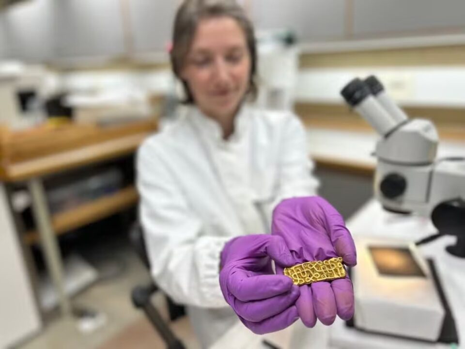 A pesquisadora e conservadora Hege Hollund, do Museu Arqueológico da Universidade de Stavanger, durante processo de limpeza da peça de ouro encontrada — Foto Anniken Celine Berger, Museu Arqueológico, Universidade de Stavanger